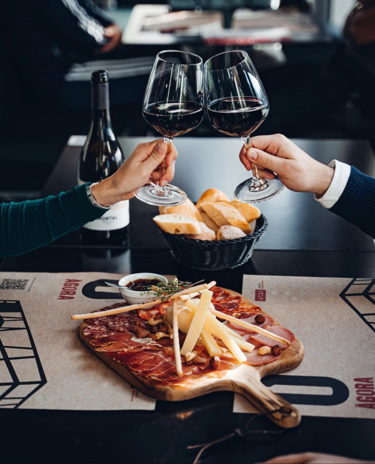Brinde com vinho no Ágora